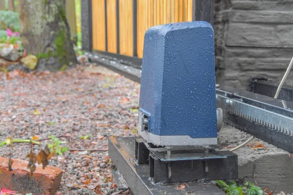 Meccanismo Cancello Automatico Sulla Trama Del Giardino — Foto Stock