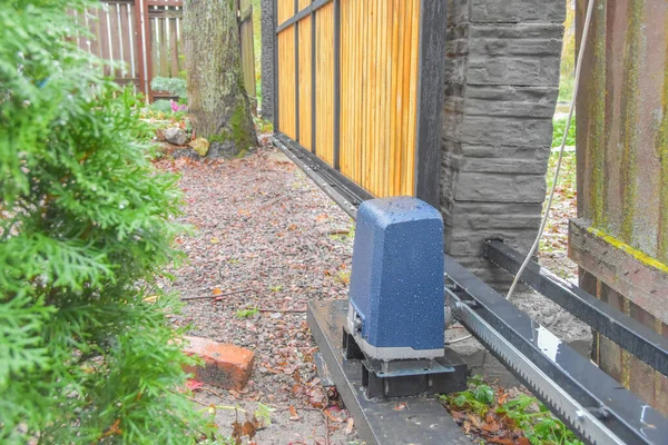 Bahçe grafiğindeki otomatik geçit mekanizması