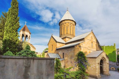 Tbilisi tarihsel çeyreğinde Dormition Sioni katedral. Georgia ülke.