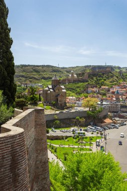 Hatice I Gorgasali bakire Dormition Metekhi Kilisesi yakınındaki anıt Panorama görünüm. Tiflis, Gürcistan'daki ünlü dönüm noktası.