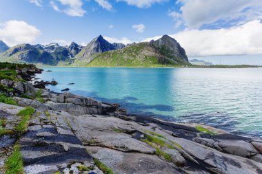 Güzel, çayır, dağlar ve fiyortları İskandinavya yatay. Lofoten Adaları, Norveç.