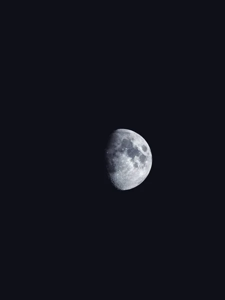 Естественный Ночной Фон Темным Небом Полулуной Спутником Земли Восковая Гиббовая — стоковое фото