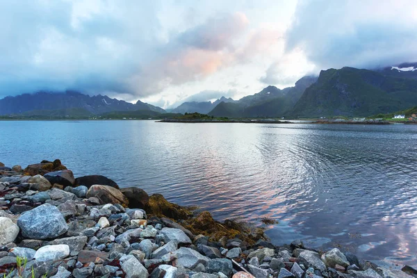 Prachtige Zonsondergang Scandinavische Landschap Met Dorp Bergen Fjorden Lofoten Eilanden — Stockfoto