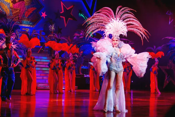 Pattaya, Tayland - 06 Şubat 2011. Travesti Alcazar kabare ünlü gösterisinde muhteşem performans.