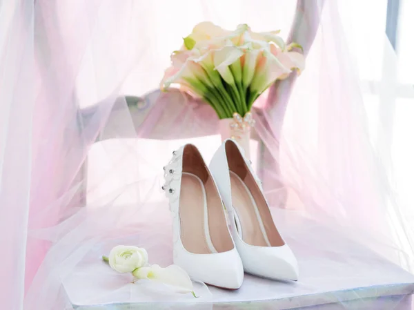 Beyaz Ayakkabı Gelin Buketi Calla Zambak Ile Düğün Detayları — Stok fotoğraf