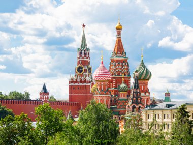 Saint Basil Katedrali ve işçinin kule, Kremlin Zaryadye Park'tan görüntüleyin. Güneşli yaz günü ünlü simge yapılar. Moscow, Rusya Federasyonu.