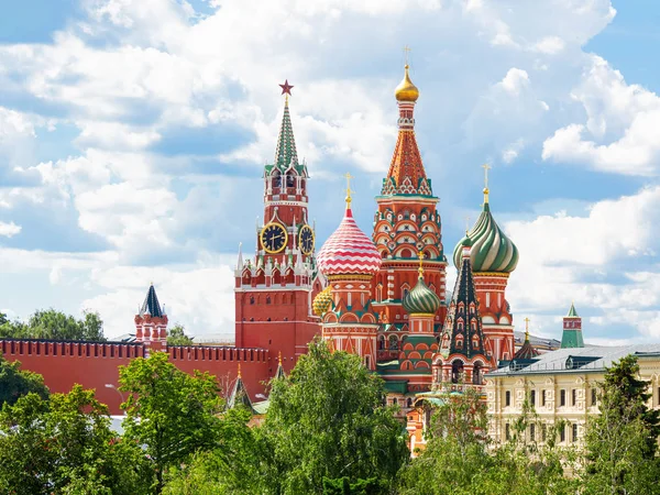 Nézd Szent Basil Székesegyház Spasskaya Torony Kreml Zaryadye Parktól Híres — Stock Fotó