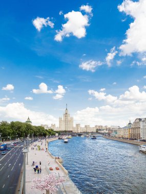 Moskova, Rusya - 03 Haziran 2018. Cityscape Moskova Nehri ve ünlü Stalin'in gökdelen Kotelnicheskaya dolgu üzerinde.