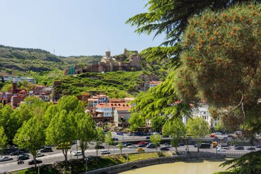 Panorama görünümünü Tbilisi, Georgia ülkenin başkenti. Narikala kale tepe ve Abanotubani alanında Jumah caminin minaresi ile şehrin eski bölümü.
