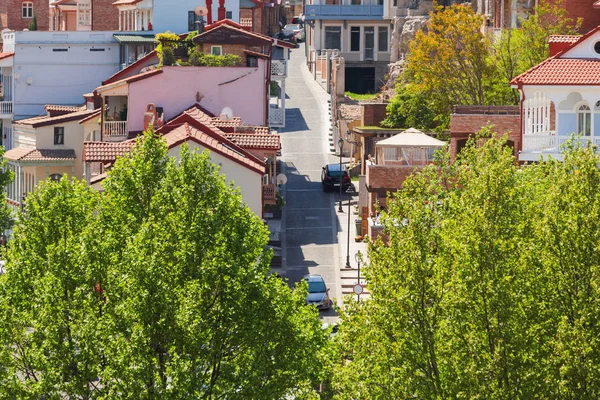 Tiflis, kafeterya, restoranlar, ile şehrin eski kısmı Arnavut kaldırımlı kaldırım ve antika binalar. Abanotubani alan. Gürcistan.