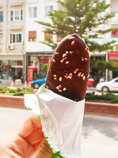 Helado Sabroso Chocolate Mano Calle Con Árbol Verde Las Ventanas — Foto de Stock