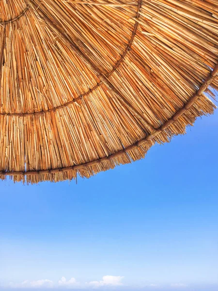 Vista Inferior Sombrilla Playa Paja Sobre Fondo Cielo Azul Claro —  Fotos de Stock