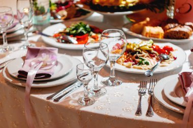 Tablo dekoratif çiçek ve kurdeleler ile düğün ziyafet için ayarla.