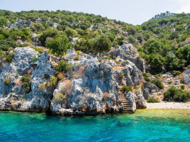 Kekova Demre yakınındaki küçük Türk Adası üzerinde batık şehir kalıntıları. Antalya İli, Türkiye.