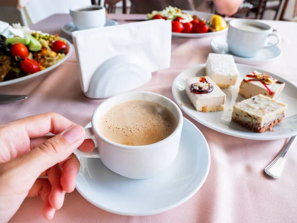 Ontbijt Het Café Witte Cup Met Cappuccino Bord Vol Van — Stockfoto