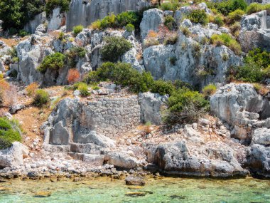 Kekova Demre yakınındaki küçük Türk Adası üzerinde batık şehir kalıntıları. Antalya İli, Türkiye.
