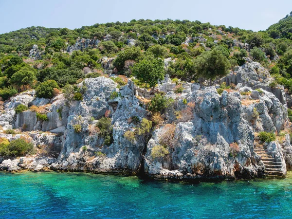 Kekova Demre yakınındaki küçük Türk Adası üzerinde batık şehir kalıntıları. Antalya İli, Türkiye.
