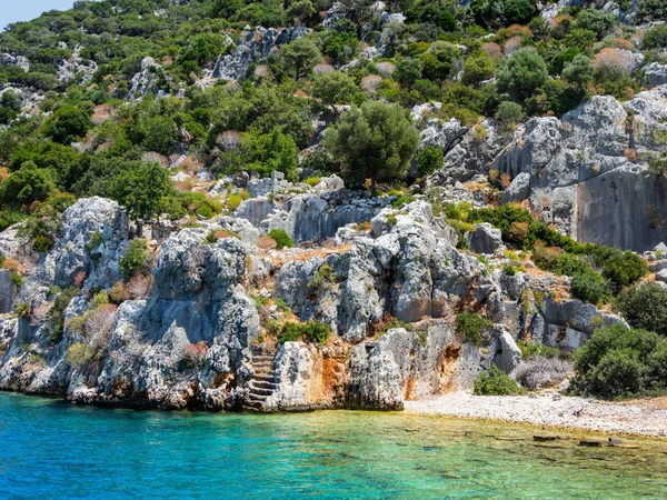 Kekova Demre yakınındaki küçük Türk Adası üzerinde batık şehir kalıntıları. Antalya İli, Türkiye.