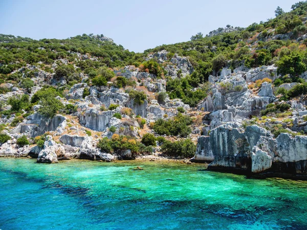 Kekova Demre yakınındaki küçük Türk Adası üzerinde batık şehir kalıntıları. Antalya İli, Türkiye.