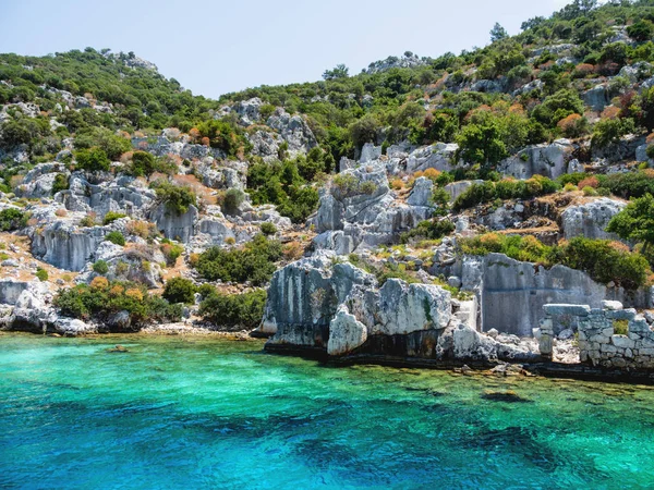 Kekova Demre yakınındaki küçük Türk Adası üzerinde batık şehir kalıntıları. Antalya İli, Türkiye.
