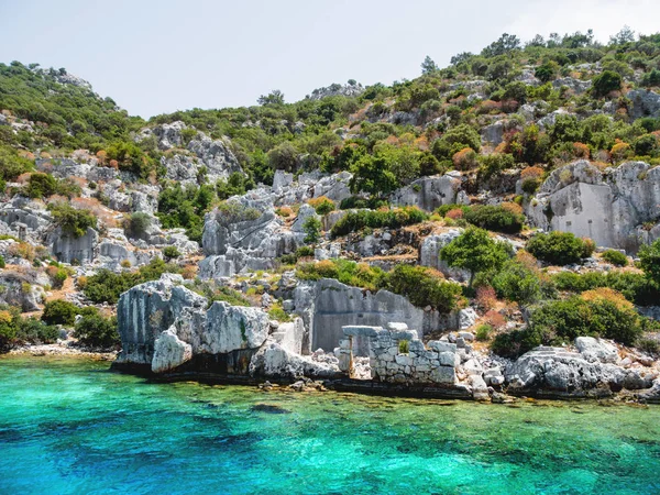 Kekova Demre yakınındaki küçük Türk Adası üzerinde batık şehir kalıntıları. Antalya İli, Türkiye.