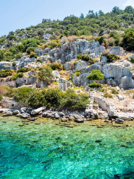 Kekova Demre yakınındaki küçük Türk Adası üzerinde batık şehir kalıntıları. Antalya İli, Türkiye.