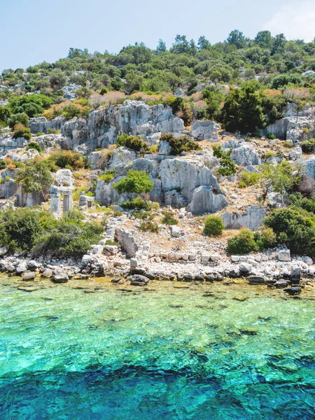 Kekova Demre yakınındaki küçük Türk Adası üzerinde batık şehir kalıntıları. Antalya İli, Türkiye.