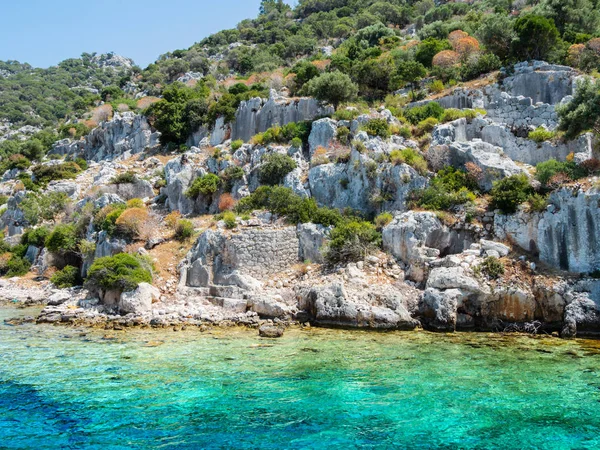 Kekova Demre yakınındaki küçük Türk Adası üzerinde batık şehir kalıntıları. Antalya İli, Türkiye.