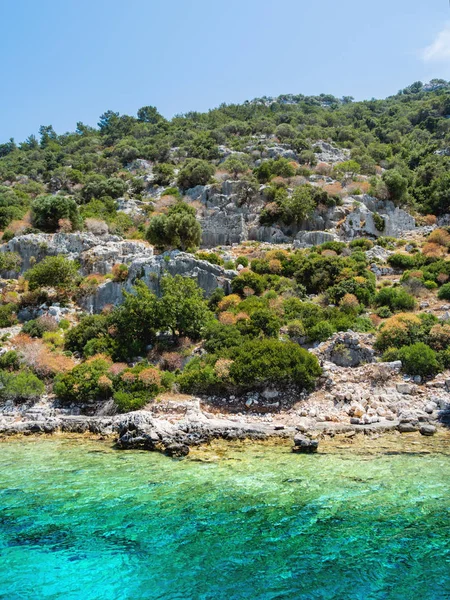 Kekova Demre yakınındaki küçük Türk Adası üzerinde batık şehir kalıntıları. Antalya İli, Türkiye.