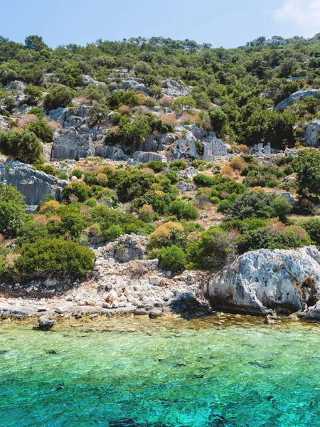 Kekova Demre yakınındaki küçük Türk Adası üzerinde batık şehir kalıntıları. Antalya İli, Türkiye.