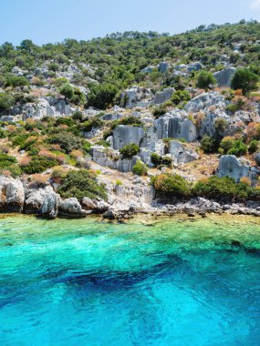 Kekova Demre yakınındaki küçük Türk Adası üzerinde batık şehir kalıntıları. Antalya İli, Türkiye.