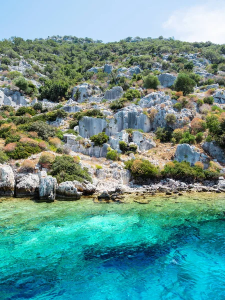 Kekova Demre yakınındaki küçük Türk Adası üzerinde batık şehir kalıntıları. Antalya İli, Türkiye.