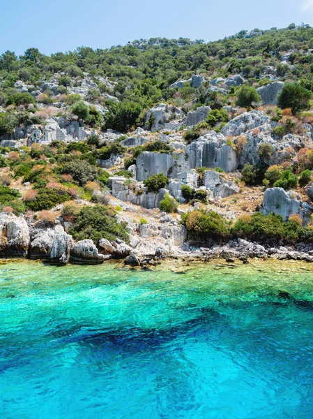 Kekova Demre yakınındaki küçük Türk Adası üzerinde batık şehir kalıntıları. Antalya İli, Türkiye.