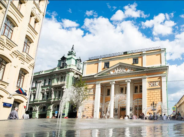 Moskova, Rusya - 03 Haziran 2018. Ticaret odası ve Sanayi Rusya Federasyonu önünde çeşme yakınında oturan insanlar.