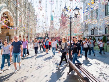 Moskova, Rusya - 01 Temmuz 2018. Turistler ve yerel futbol hayranları oyunu Rusya-İspanya (FIFA Dünya Kupası 2018 l önce Nikolskaya sokakta yürüme).