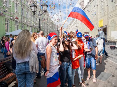 Moskova, Rusya - 01 Temmuz 2018. Turistler ve yerel futbol hayranları oyunu Rusya-İspanya (FIFA Dünya Kupası 2018 önce Nikolskaya sokakta yürüme).