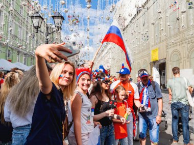Moskova, Rusya - 01 Temmuz 2018. Turistler ve yerel futbol hayranları oyunu Rusya-İspanya (FIFA Dünya Kupası 2018 önce Nikolskaya sokakta yürüme).