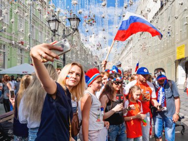 Moskova, Rusya - 01 Temmuz 2018. Turistler ve yerel futbol hayranları oyunu Rusya-İspanya (FIFA Dünya Kupası 2018 önce Nikolskaya sokakta yürüme).