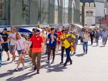 Moskova, Rusya - 01 Temmuz 2018. Turistler ve yerel futbol hayranları oyunu Rusya-İspanya (FIFA Dünya Kupası 2018 önce Nikolskaya sokakta yürüme).