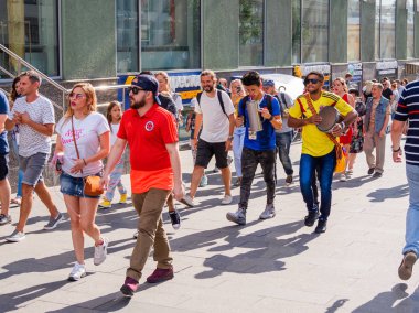 Moskova, Rusya - 01 Temmuz 2018. Turistler ve yerel futbol hayranları oyunu Rusya-İspanya (FIFA Dünya Kupası 2018 önce Nikolskaya sokakta yürüme).