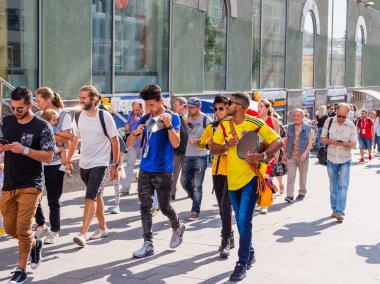 Moskova, Rusya - 01 Temmuz 2018. Turistler ve yerel futbol hayranları oyunu Rusya-İspanya (FIFA Dünya Kupası 2018 önce Nikolskaya sokakta yürüme).