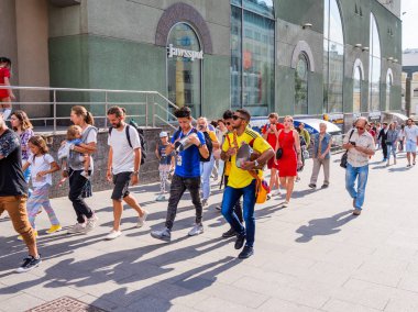 Moskova, Rusya - 01 Temmuz 2018. Turistler ve yerel futbol hayranları oyunu Rusya-İspanya (FIFA Dünya Kupası 2018 önce Nikolskaya sokakta yürüme).