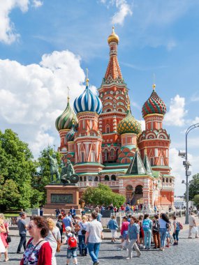 Moskova, Rusya - 03 Haziran 2018. Yerli halk ve turistler Kızıl Meydan ünlü Aziz Basil Katedrali yakınındaki yürürken. Güneşli yaz gün.