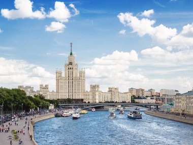 Moskova, Rusya - 03 Haziran 2018. Cityscape Moskova Nehri ve ünlü Stalin'in gökdelen Kotelnicheskaya dolgu üzerinde.