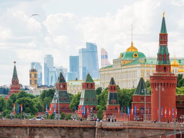 Moskova, Rusya - 03 Haziran 2018. Kremlin, Grand Kremlin Sarayı ve Moscow city iş merkezi Panorama görünüm.