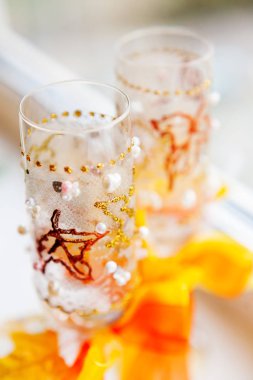 Şarap bardağım, çifti düğün töreni ziyafet için geleneksel dekoratif gereçler.