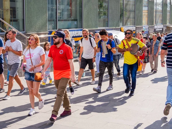 Moskova, Rusya - 01 Temmuz 2018. Turistler ve yerel futbol hayranları oyunu Rusya-İspanya (FIFA Dünya Kupası 2018 önce Nikolskaya sokakta yürüme).