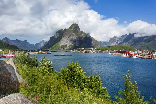 Güzel, dağlar ve fiyortları İskandinavya yatay. Panorama görünüm Reine Köyü Lofoten Adaları, Norveç.