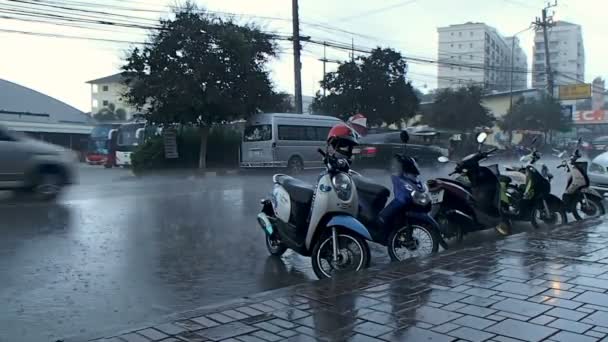 PATTAYA, TAILANDIA - 14 de noviembre de 2012. Lluvia fuerte en Pattaya. Flujos de agua en pavimento . — Vídeo de stock