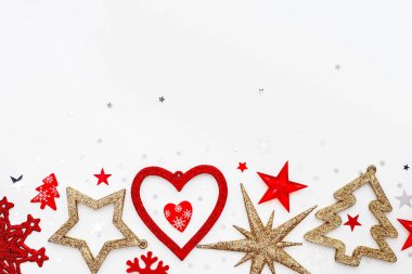 Noel ve yeni yıl arka plan parlak köknar ağacı, kalp, kar taneleri ve yıldız konfeti ile. Metin için tatil sembolleri beyaz zemin üzerine yerleştirin.